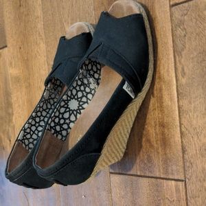 Black Tom Wedges
